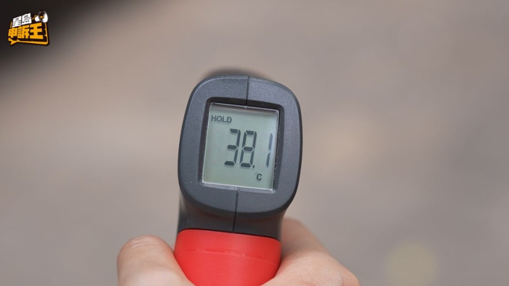 該些散熱機底的溫度為38.1°C。 該些散熱機底的溫度為38.1°C。