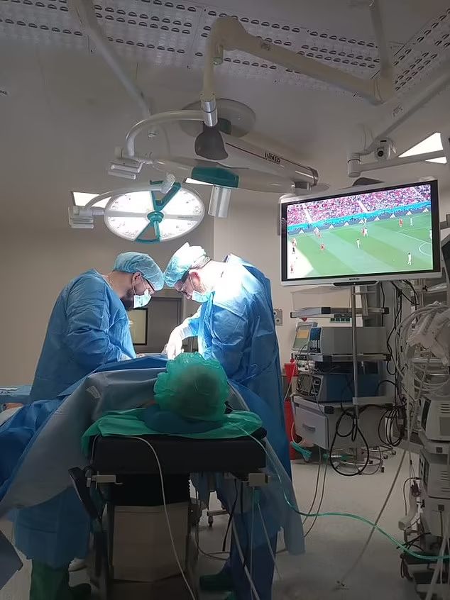 波蘭一名球迷上周五（25日）一邊接受手術，一邊觀看世界盃賽事。