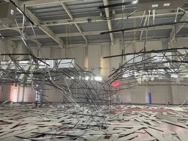 桃園八德運動中心因強震天花板毀損。網圖