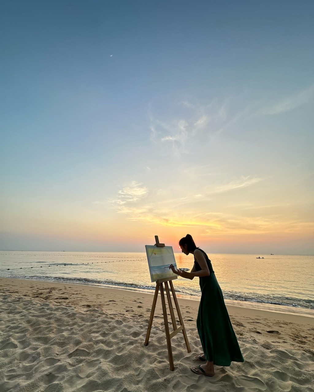 此行鍾嘉欣都有在沙灘寫意畫日落，盡展藝術細胞。