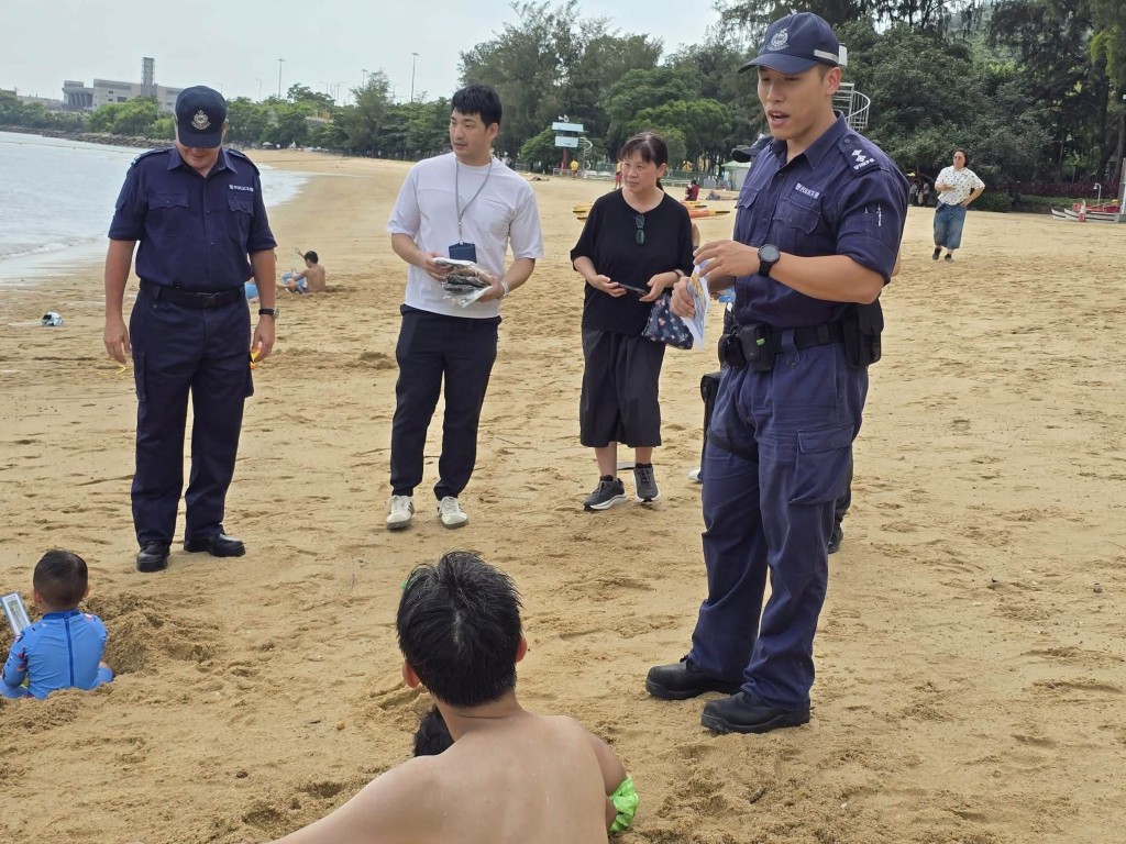 水警西分區人員於蝴蝶灣泳灘向市民派發宣傳品,與市民分享水上活動安全資訊。 水警西分區人員於蝴蝶灣泳灘向市民派發宣傳品,與市民分享水上活動安全資訊。