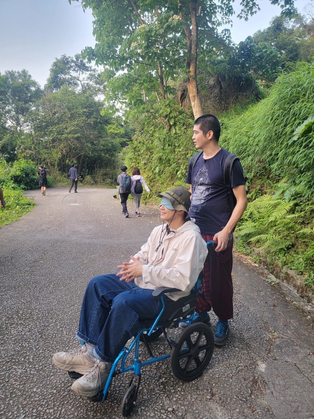 6號＠RubberBand矇眼坐上輪椅，體驗模擬衰老過程。