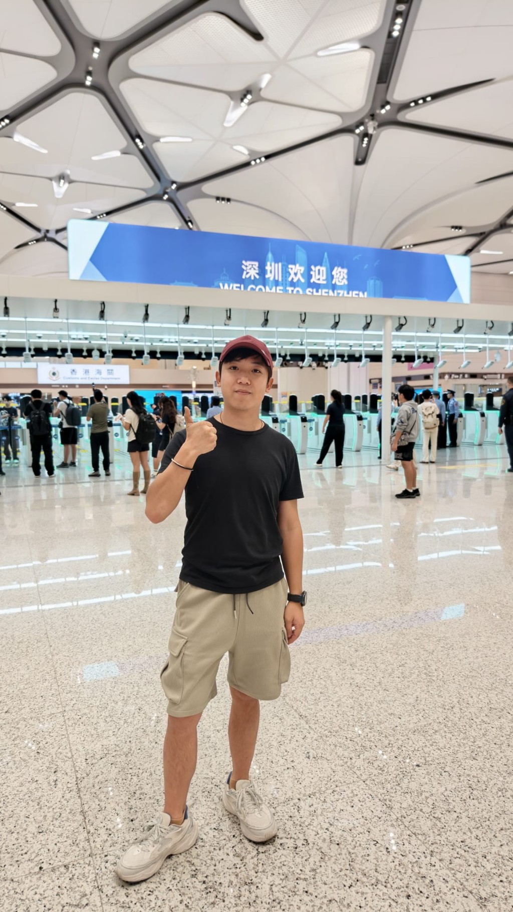 林先生指，毋需5分钟就完成整个过关，非常快捷方便。周正豪摄