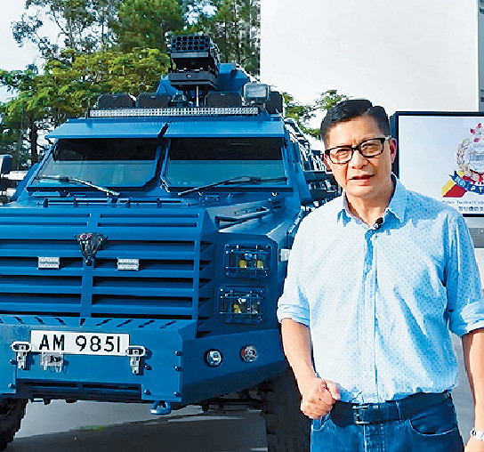 ■邓炳强亲身上阵拍片介绍警队今年全新引进嘅国产装甲车「剑齿虎」。
