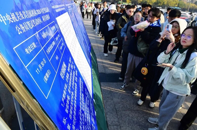 網絡熱傳的公務員「躺平」職位指南，遭官媒發文批評誤導。新華社