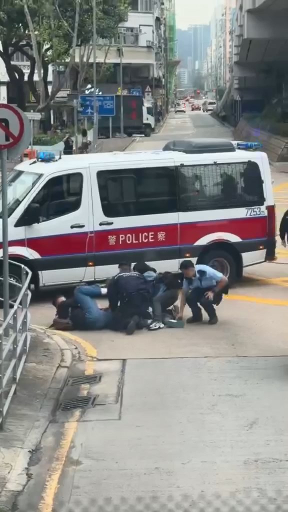 衝鋒車到場，再有數名警員下車協助。網上片段截圖