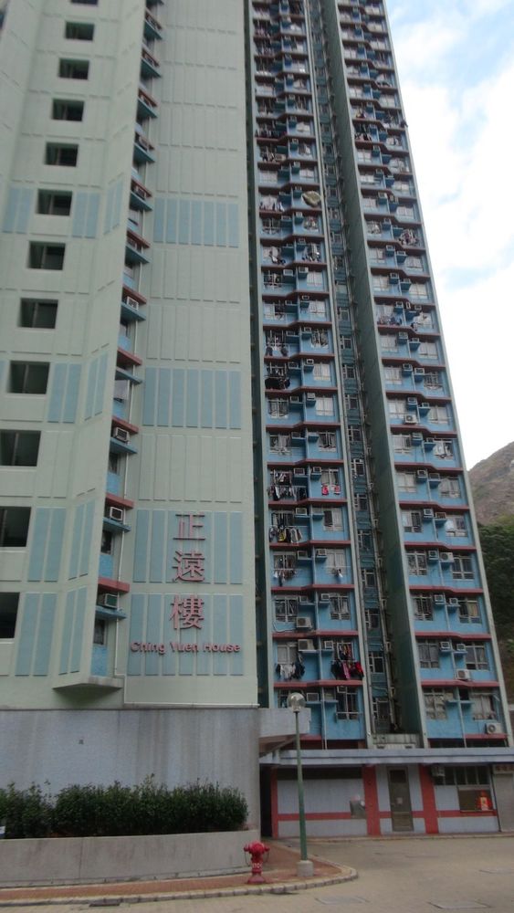 男子倒臥在正遠樓對開地面。林思明攝