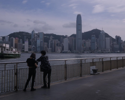 天文台預料本港地區今日短暫時間有陽光,有雨。資料圖片