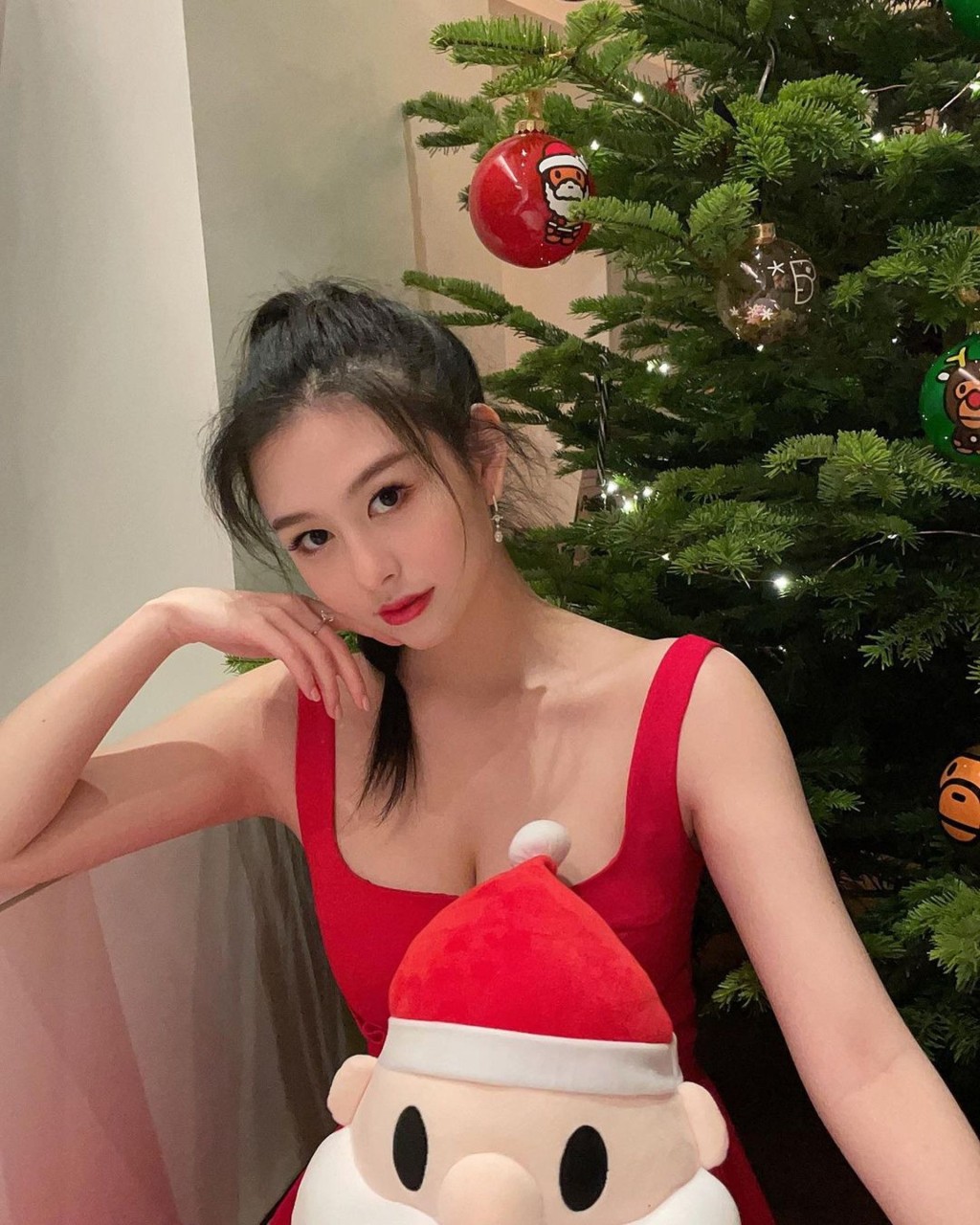 沈月遺傳了媽媽美人胚子,同邱淑貞撞樣。