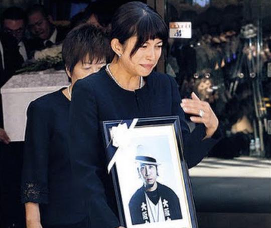 上原多香子被TENN胞弟踢爆她與男星阿部力有婚外情，令哥哥因此自殺。