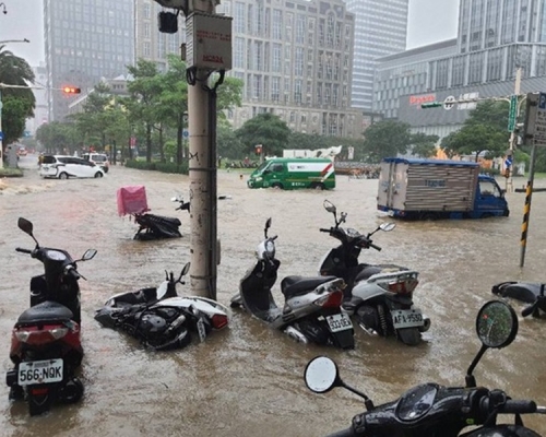 台北忠孝東路一帶在暴暴下水浸。網圖