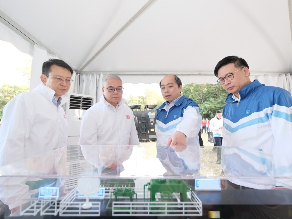 煤氣公司營運總裁—香港業務鄭曉光(右二)向機電工程署署長潘國英(左二)團隊介紹公眾電動車自動氫能充電系統。 煤氣公司營運總裁—香港業務鄭曉光(右二)向機電工程署署長潘國英(左二)團隊介紹公眾電動車自動氫能充電系統。