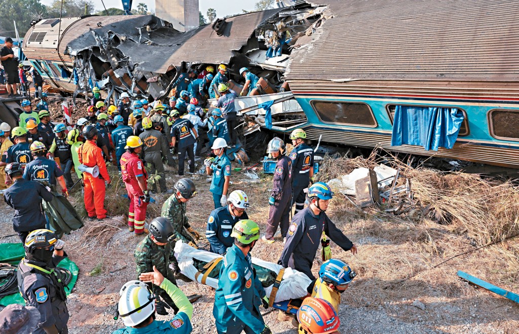 救援人員在列車出軌現場搜救。 