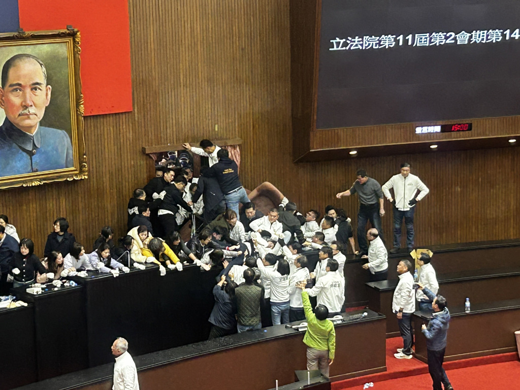 男女議員在立法院議事上演「攻防戰」。　中時新聞網