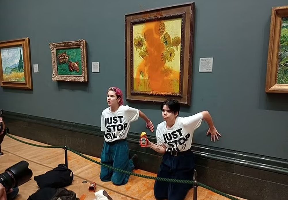 收藏在伦敦国家美术馆的梵高名画《向日葵》，本月14日亦被两名环保示威者泼蕃茄汤。路透