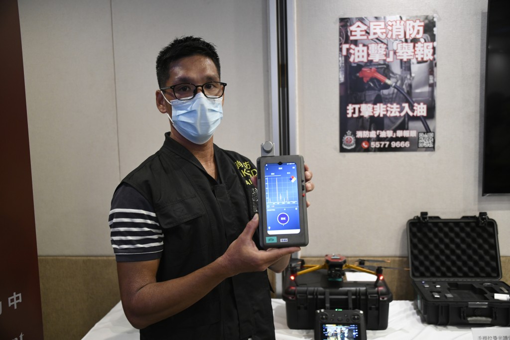 消防在記者會上，示範使用手提拉曼光譜分析儀打擊非法燃油轉注。