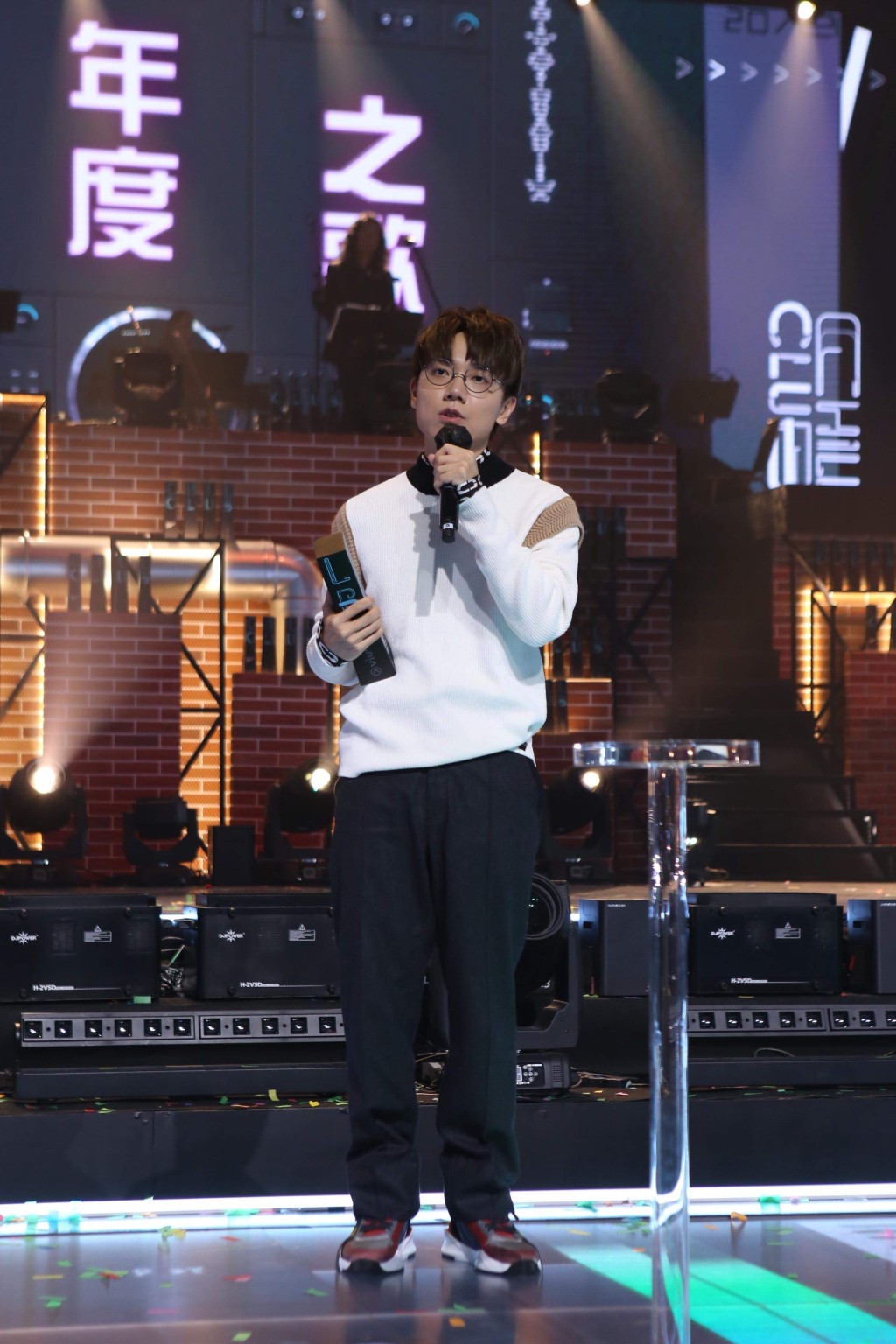 林峯表示演繹林家謙的作品難度非常高,因為音調不停轉,很有挑戰性。