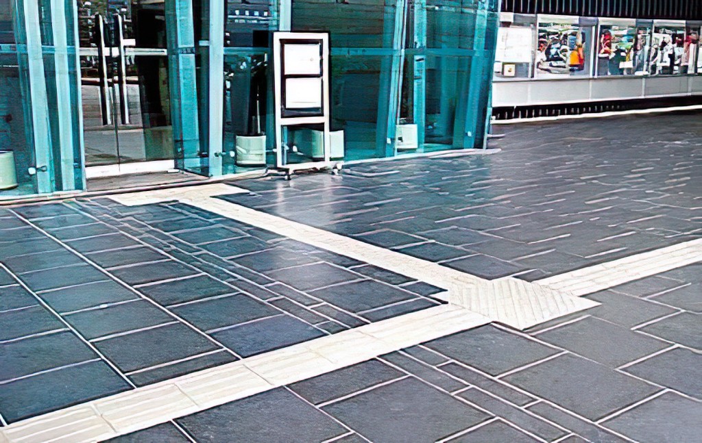 香港體育館為視障人士提供的設施：廣場和表演場的地面鋪設了凹凸紋引導徑；以及廣場上加裝了凸字地圖。