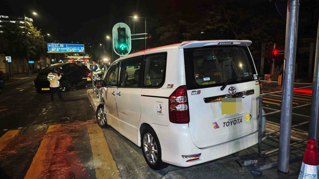 九龍塘電動車燈位遭撞尾推前10米 七人車剷上安全島 司機棄車逃走