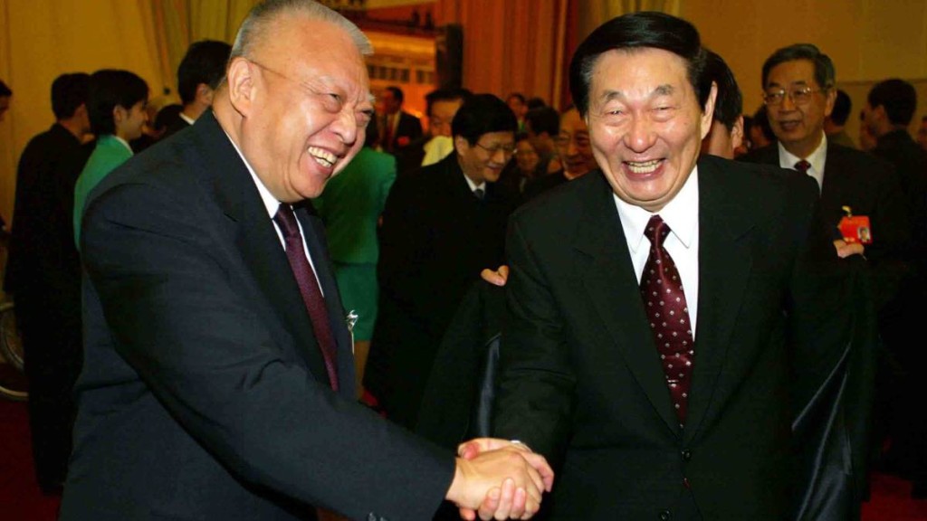 朱鎔基與前特首董建華(左)。中新社 朱鎔基與前特首董建華(左)。中新社