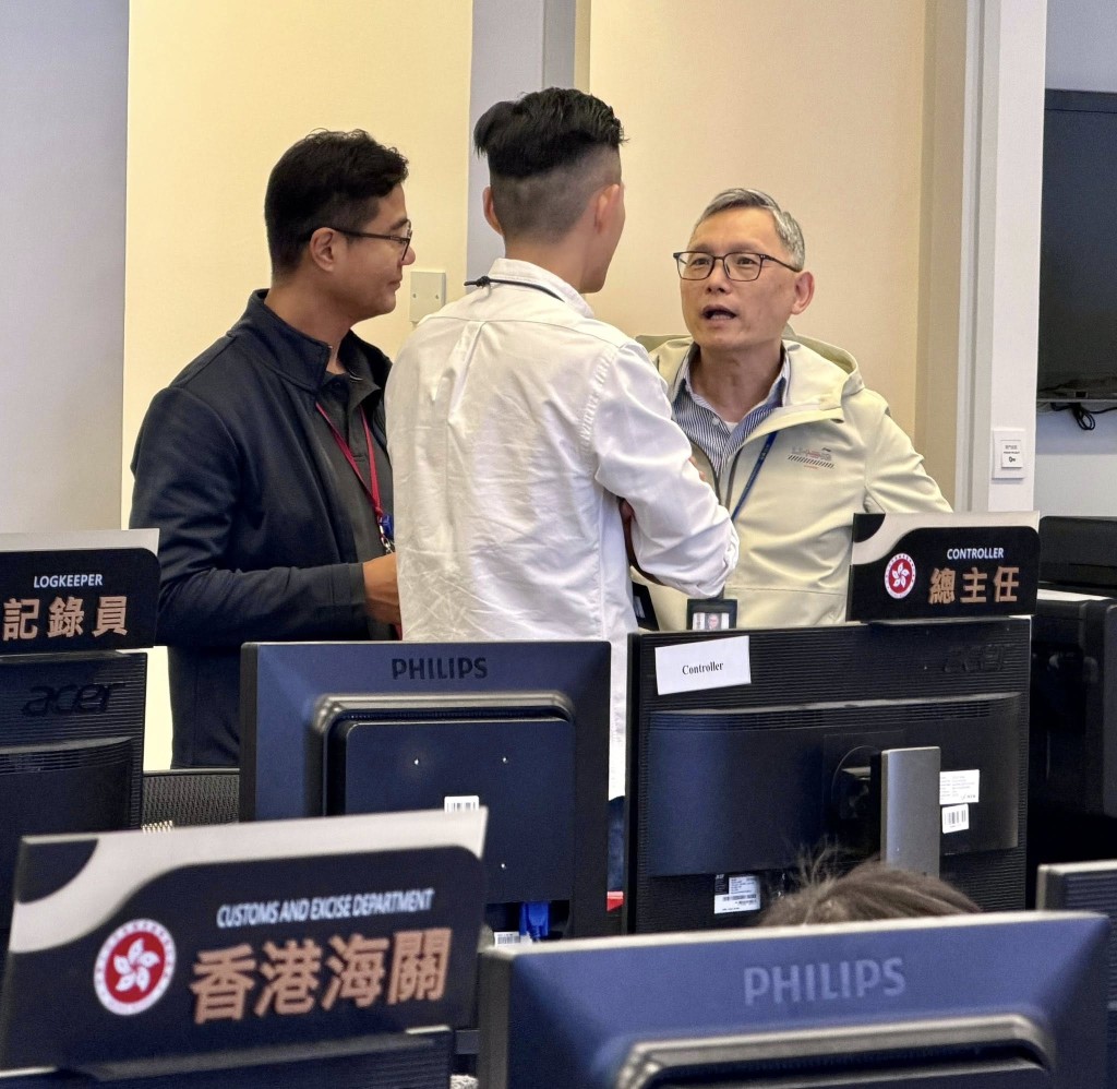 保安局副局長卓孝業(右一)。保安局FB 保安局副局長卓孝業(右一)。保安局FB