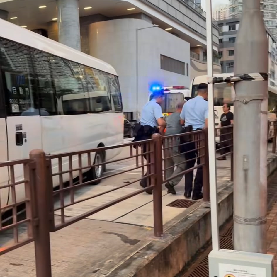 警方到場,將小巴男司機攙扶至路邊。Threads:lyz_.013 警方到場,將小巴男司機攙扶至路邊。Threads:lyz_.013