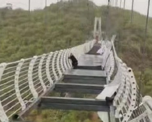 吉林延邊一處點玻璃吊橋被強風吹破，橋上遊客受困獲救。網圖