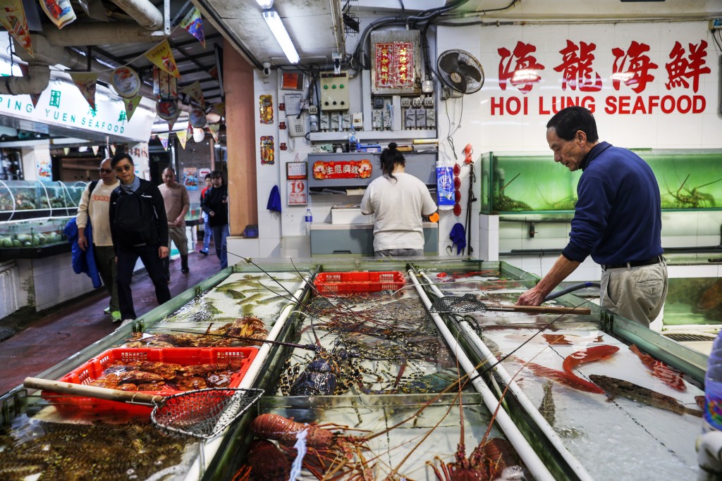 經常有食客質疑海鮮檔或酒樓以海鮮價「劏客」。