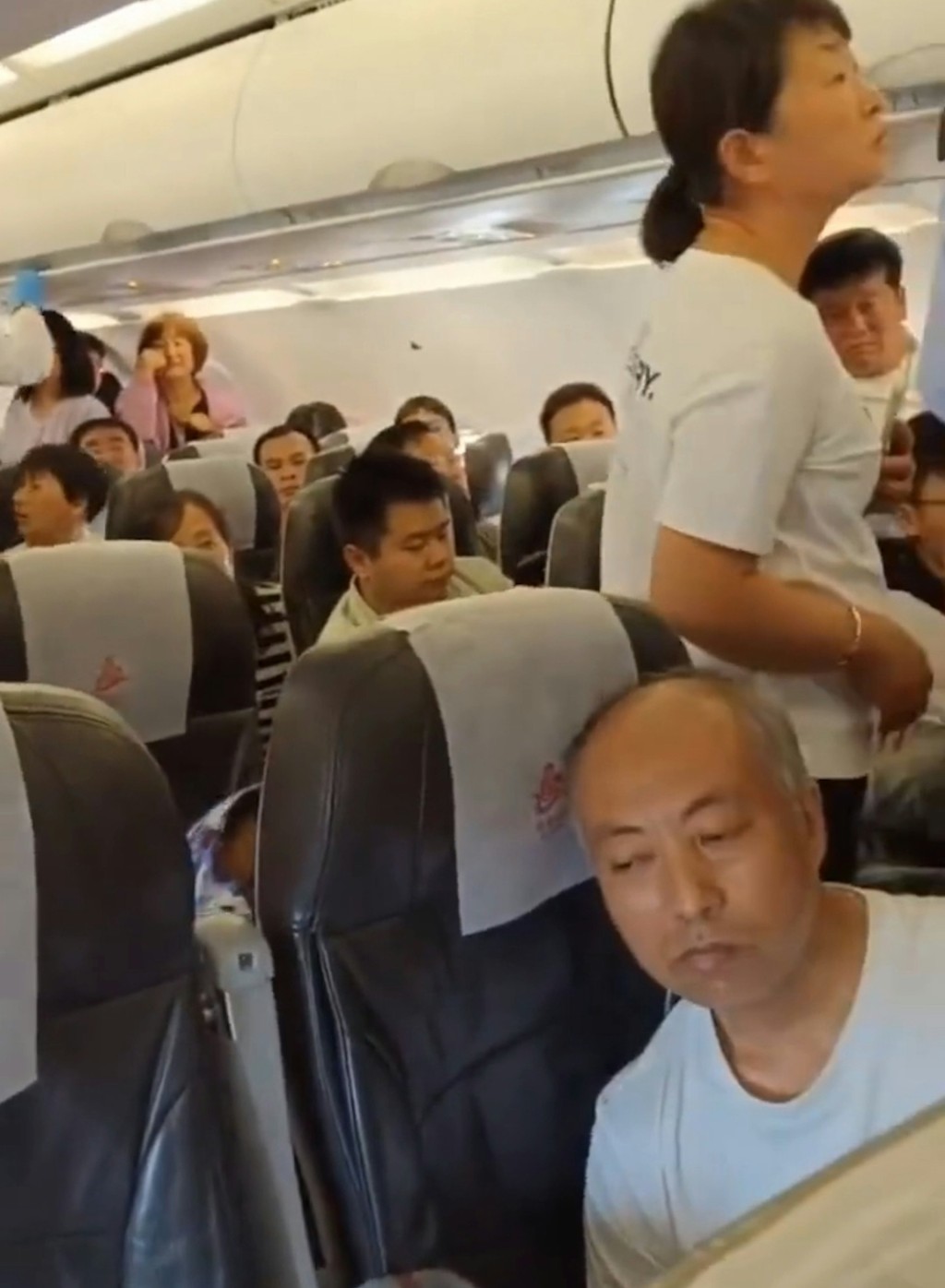飞机上的乘客都很不满。