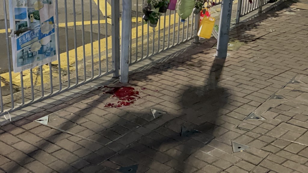 現場遺下一灘血迹。曾志恒攝 現場遺下一灘血迹。曾志恒攝