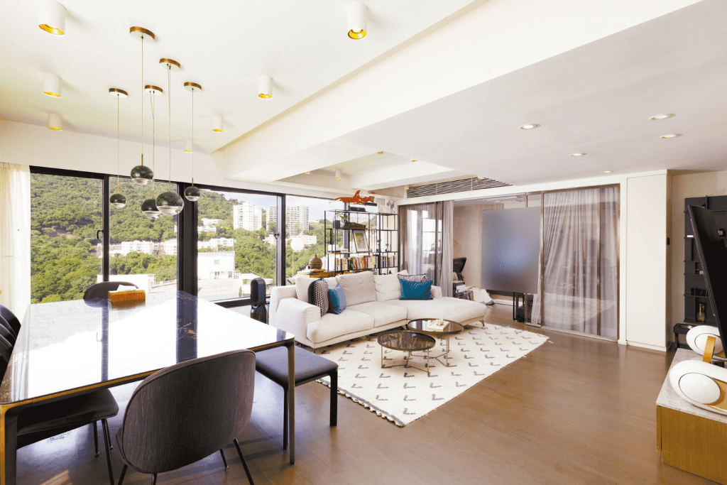 大廳以原木色、金色為設計主調，搭配精緻家具。