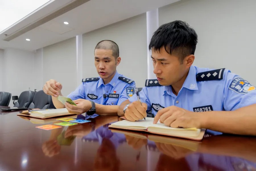 上海警方指出假「早享卡」、酒店房卡的破綻。上觀新聞 上海警方指出假「早享卡」、酒店房卡的破綻。上觀新聞