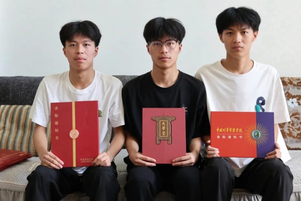 從左到右依次為:大哥羅鈞議(考入國防科技大學),二哥羅鈞騰(考入北京大學),三弟羅鈞齡(考入中國刑事警察學院)。 從左到右依次為:大哥羅鈞議(考入國防科技大學),二哥羅鈞騰(考入北京大學),三弟羅鈞齡(考入中國刑事警察學院)。