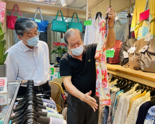 羅永綱走訪服裝店。中聯辦圖片