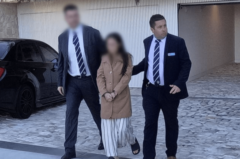 被捕人为53岁女子潘安雅(Anya Phan)及其25岁女儿郑希(Thi Ta),两人于本周三(12日)在悉尼高级住宅区多佛高地被警员带走。澳洲警方图片 被捕人为53岁女子潘安雅(Anya Phan)及其25岁女儿郑希(Thi Ta),两人于本周三(12日)在悉尼高级住宅区多佛高地被警员带走。澳洲警方图片