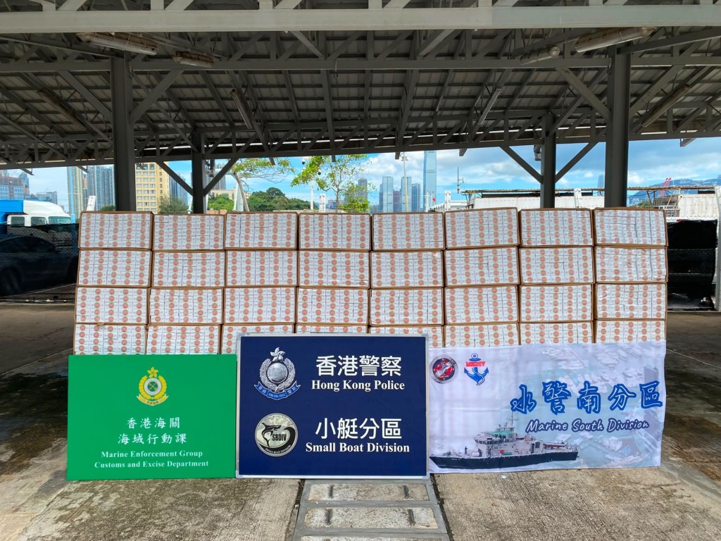 行动中,人员共检获约103万支怀疑私烟,估计总市值约463万元,应课税值约340万元。 行动中,人员共检获约103万支怀疑私烟,估计总市值约463万元,应课税值约340万元。