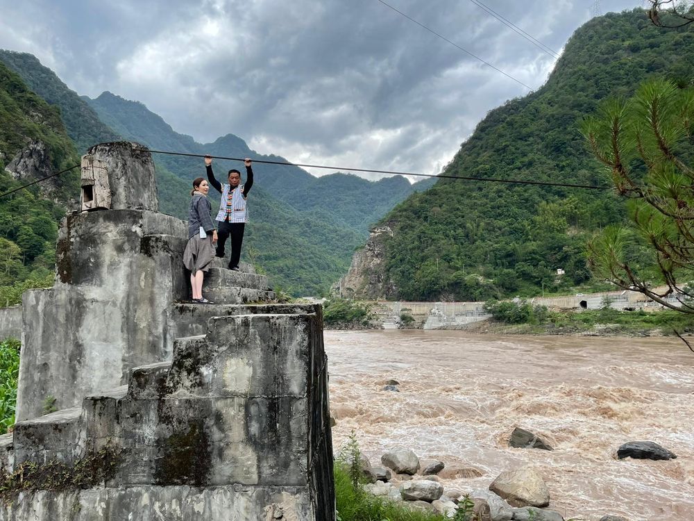 眼見水流洶湧，貝兒都要喊驚。