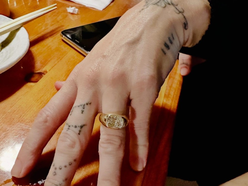 Dan更大晒未來兒媳Miley手上的14K金鑲枕形鑽石訂婚戒指。 Dan更大晒未來兒媳Miley手上的14K金鑲枕形鑽石訂婚戒指。