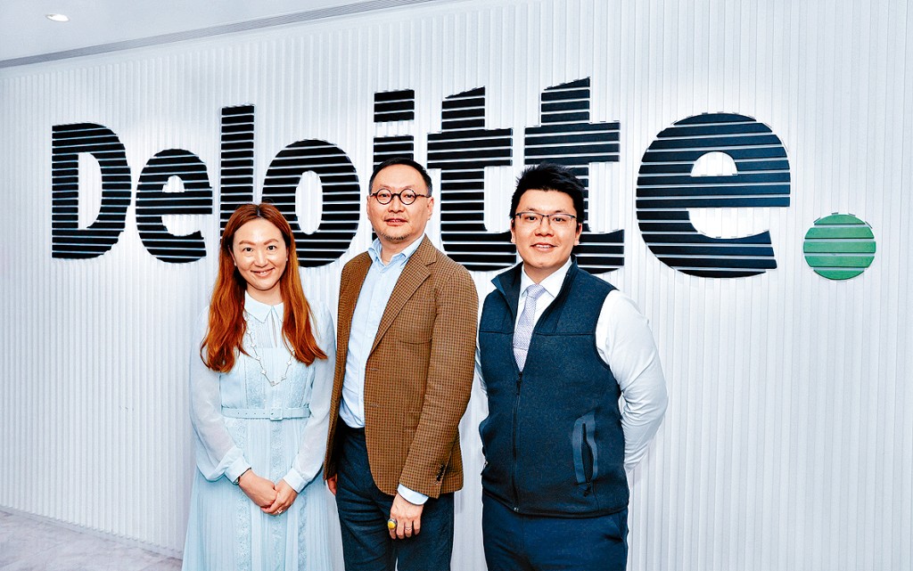 何國樑（中）表示，部分輕資產行業有重組風險，包括受美國關稅影響的製造業、農業等。旁為朱靜汶（左）及鄧天恩（右）。