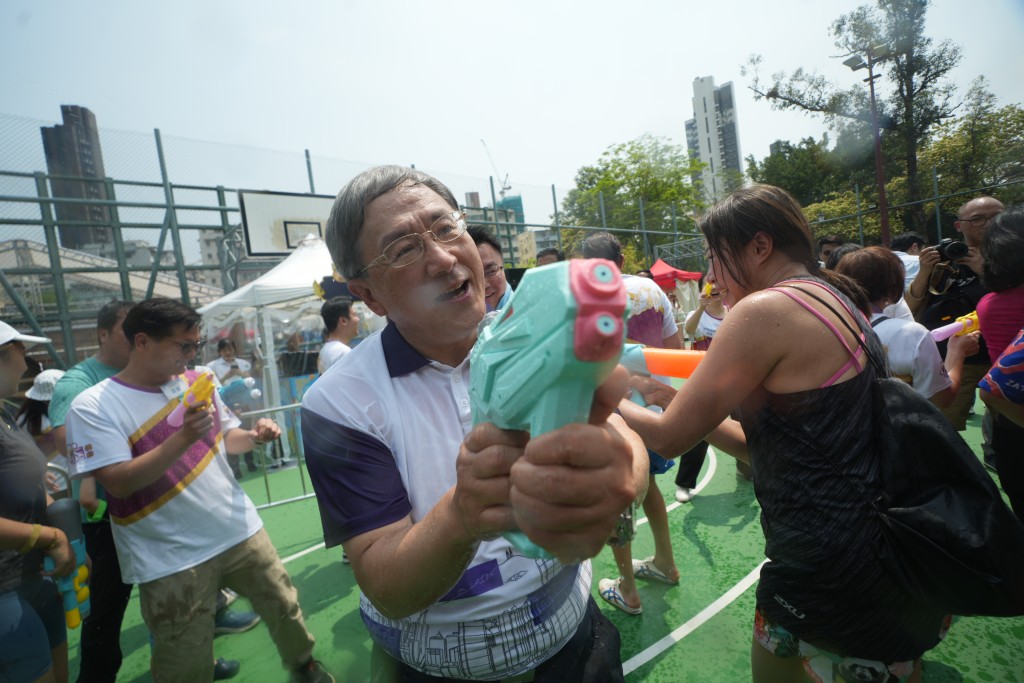 政务司副司长卓永兴近日现身九龙城泼水节，与民同乐。