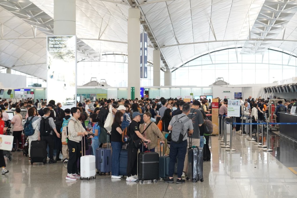 機場內擠滿不少是一家大小外出旅遊的市民。