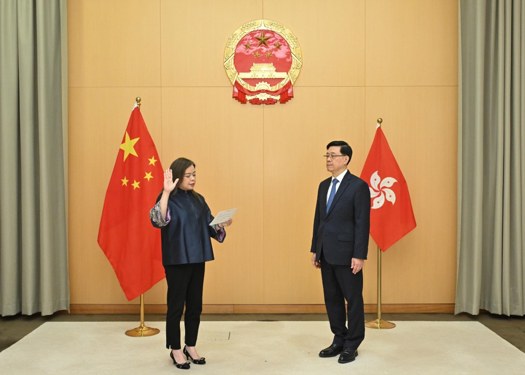 2024年12月,文化體育及旅遊局局長羅淑佩(左)在行政長官李家超(右)監誓下宣誓就職。 2024年12月,文化體育及旅遊局局長羅淑佩(左)在行政長官李家超(右)監誓下宣誓就職。