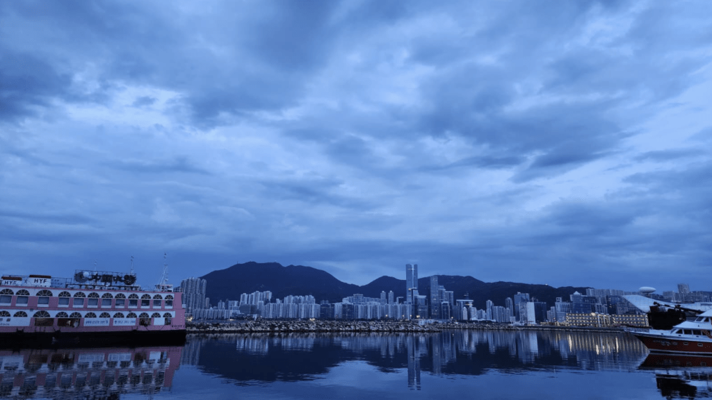 本港今日有幾陣驟雨及狂風雷暴。黎志偉攝