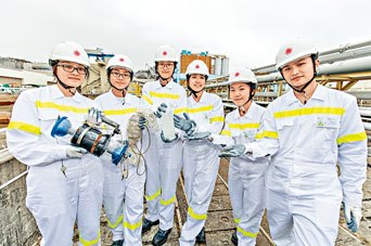 六名學生化身為「影子環保工程師」，跟隨港燈環境工程師到發電廠實習，親身參與環保發電。