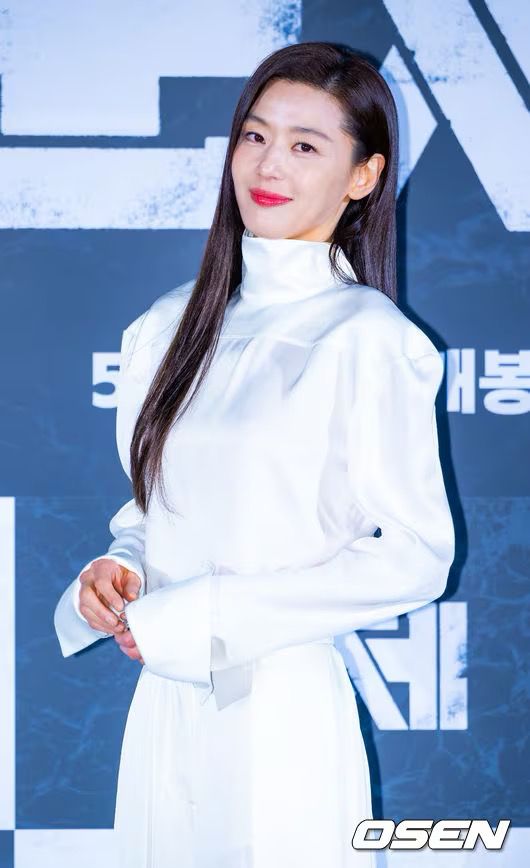 全智賢相隔11年再拍電影。 全智賢相隔11年再拍電影。