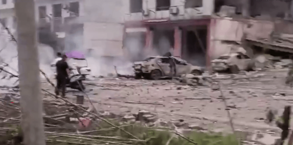 江西上栗縣汽車維修店發生爆炸後，附近街道一片狼藉。