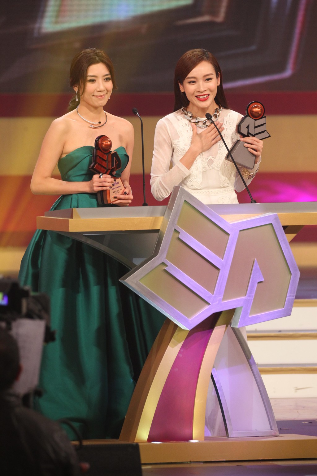 2017年，李佳芯（右）凭《踩过界》赢得《TVB 马来西亚星光荟萃颁奖典礼》「最喜爱TVB电视角色」。