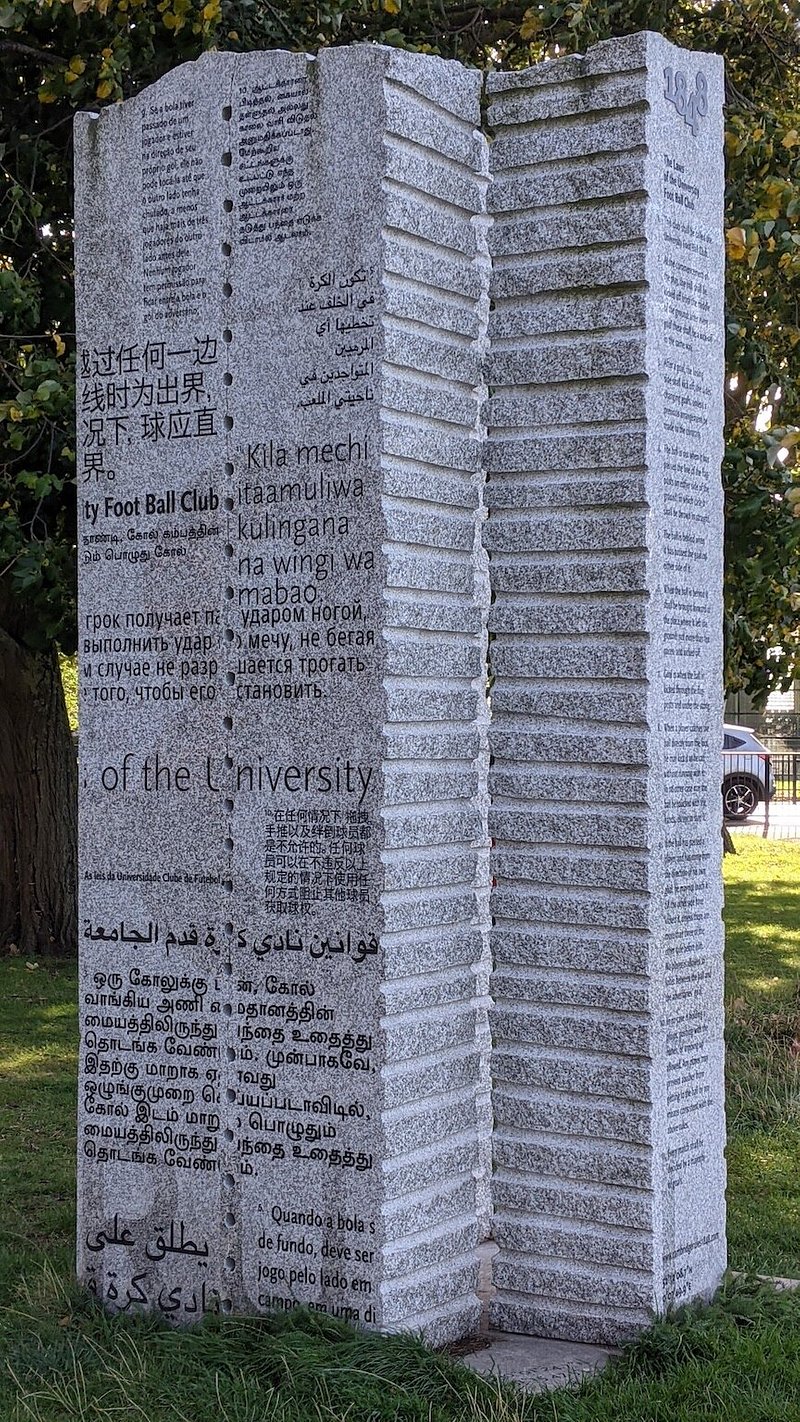 英国剑桥的帕克公园（Parker's Piece）有座「剑桥规则1848」纪念碑（Cambridge Rules Football Monument）。