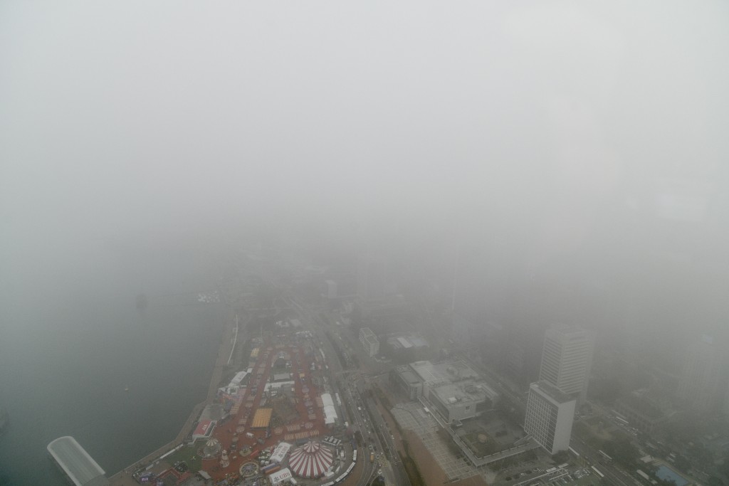 近日本港连日雾锁香江，潮湿有雾的天气今日（2月2日）继续影响本港。卢江球摄