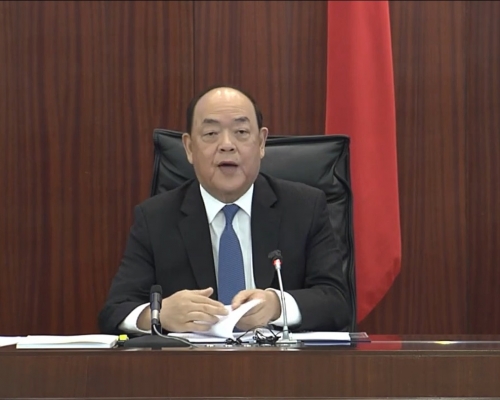 贺一诚发表《施政报告》，防疫情、稳复苏，保民生、促多元，强合作、谋发展。澳门新闻局截图